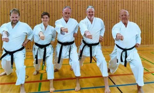 Die Karateka des TV Feldkirchen (von links): Sascha Grewe, Sibylle Thein, Günther Hamerla, Oliver Krause und Spartenleiter Norbert Dank.Foto Kersting-Statt