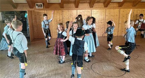 Die kleinen Trachtler beim Platteln: Die Dirndl stehen in der Mitte, die Buben um sie herum. Jugendleiter Sepp Hackl (ganz rechts) unterstützt sie mit der Ziach.Foto Kirchner