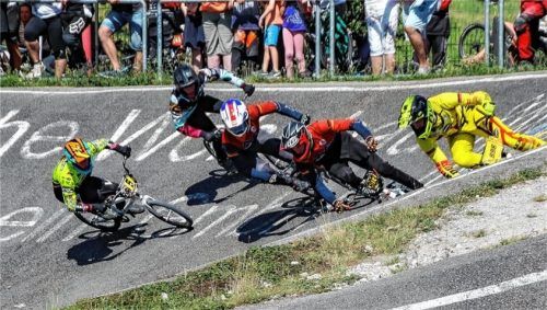 Die Kolbermoorer „Rot-Blauen“ Julius Fahninger (803) und Teamkollege Jermaine Schäfer auf der Jagd zur Ziellinie.Foto Georg Gruber