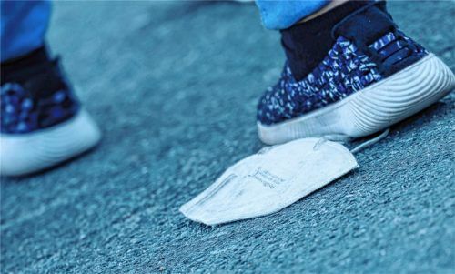 Die Maske ist längst ein Symbol der Corona-Politik. Ist sie ein Auslaufmodell oder weiter notwendig?Foto dpa