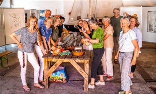 Die Mitglieder des Künstlerkreises mit Professor Michael Roggendorf (hinten links), Mitglied und Eigentümer der Scheune, in der die Ausstellung gezeigt wird.Foto Nitzsche