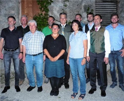 Die neue Vorstandschaft: (von links) Thomas Weber und Sepp Bodmaier, die Vorstandsmitglieder Peter Wiedeburg, Sebastian Pertl, Martina Bauer, Otto Lederer, Katharina Schlegl-Kofler, Hans Herzog, Simon Hausstetter, Vorsitzender Georg Reinthaler und Florian Hötzelsperger.Foto re