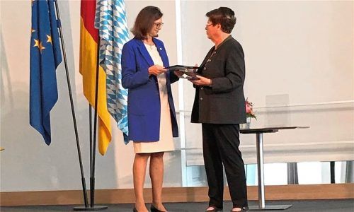 Die Präsidentin des Bayerischen Landtags, Ilse Aigner (links), verleiht Kinderbuchautorin und Puppenspielerin Dorle Dengg den Bayerischen Verfassungsorden. Foto Hoffmann