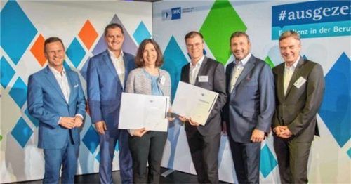 Die Preisträger Andrea Holzhauer und Markus Gander (Mitte) mit (von links) IHK-Hauptgeschäftsführer Manfred Gößl, Zweitem Vorsitzenden des IHK-Regionalausschusses Altötting-Mühldorf, Florian Loserth, IHK-Vizepräsident Georg Dettendorfer sowie Bereichsleiter Berufliche Bildung, IHK München und Oberbayern, Thomas Kürn.Foto re