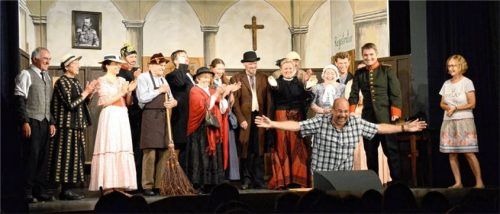 Die Schauspieler freuen sich über den frenetischen Schlussapplaus. Den Zuschauern hatte die natürliche Kunst der Darsteller offenbar gefallen.Foto Ammelburger