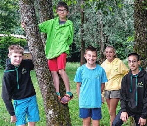 Die Schüler der Franziska-Hager-Mittelschule in Prien tragen individuelle Kleidung, die mit dem Schullogo versehen ist. Foto läufer