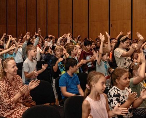Die Schüler jubelten dem Chor ihrer Lehrerinnen zu.