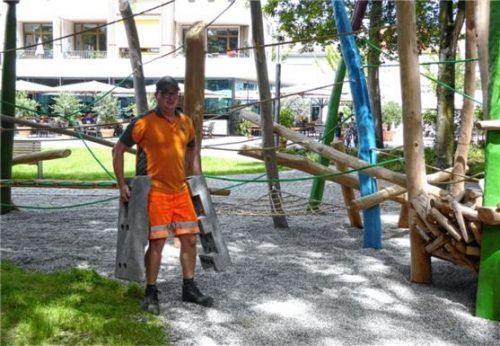 Die Seile am Hangelwald sind gespannt. Martin Döbl macht den Spielplatz frei. Fotos  Riediger