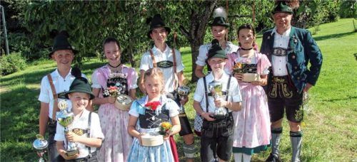 Die Sieger des sonnigen Tages:  (vorne von links) Seppi Schmid, Anna Gabriel, Simon Enghofer, Anna Vordermayer; (hinten von links) Xaver Eder, Franziska Hamberger, Korbinian Anner und Anna Deingruber. Foto Leidel
