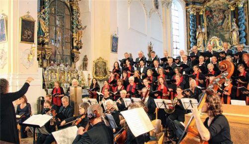 Die strahlende Laune des Chors übertrug sich auf die Zuhörer in der voll besetzten Kirche.Foto Gartner