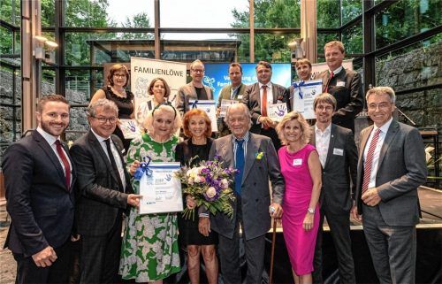 Die strahlenden Gewinner des Familienlöwen 2022 inklusive aller Ehrengäste und Laudatoren. Fotos Thomae