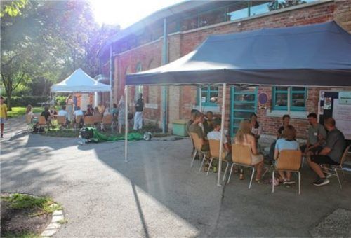 Die Teilnehmer diskutieren am Lokschuppen über die verschiedenen Themen.Foto Schroeder