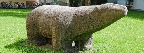 Die tierische Skulptur der Rimstinger Bildhauerin Tamara Roubaud steht in der Grünanlage der „Gabor-Siedlung“ in der Marienberger Straße.Foto Frick