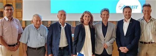Die Vereinsspitze mit Zweitem Bürgermeister Daniel Artmann (Zweiter von rechts): (von links) Hans Holzmeier, Erich Schlarb, Josef Trost, Geschäftsführerin Claudia Georgii, Vorsitzender Harald Neu und Mathias Lederer. Foto Pro Arbeit
