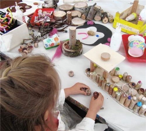 Die vielen verschiedenen Materialen fördern die Kreativität der Künstler.