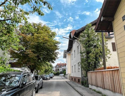 Die Weißenburgstraße in Bad Aibling: Im Hinterhof des Gebäudes auf der rechten Seite (Mitte) wurde am 12. Februar eine 63-jährige Frau von einem Angreifer brutal niedergeschlagen. Fotos  Archiv/Gerlach