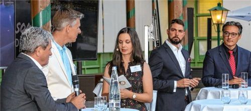 Diskutierten beim Wirtschaftsempfang mit Moderatorion Julia Hinterseer: (von links) Professor Heinrich Köster, Präsident der Technischen Hochschule Rosenheim, Professor Dr.-Ing. Andreas Straube, Standortleiter des Campus Chiemgau, Landrat Siegfried Walch und Robotik-Experte Professor Dr.-Ing. Sami Haddadin.