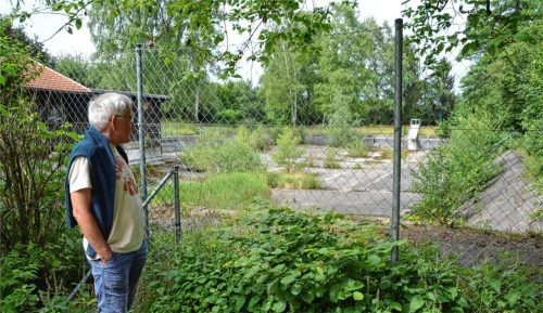 Dr. Hans Eberle vom Moorbadverein Bad Endorf hofft, dass das ehemalige Becken des Moorbades bald wieder mit Wasser gefüllt wird. Foto Koppetsch