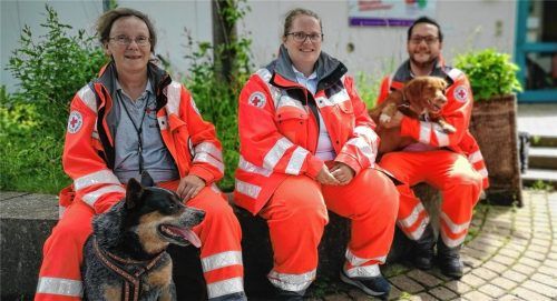 Drei Hundeführer im Einsatz: (von links) Mascha Zeltenhammer, Lisa Pichl und Felix Kelm. Fotos Haus für Kinder
