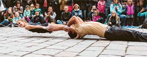 Durch die Verbindung von Partnerakrobatik, Tango und Comedy begeistert das „Duo Laos“ aus Argentinien das Publikum.Fotos re