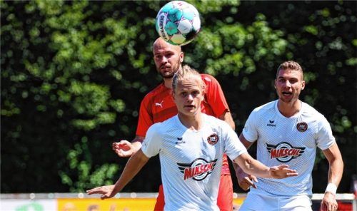 Eggenfeldens Torschütze Nico Daffner (vorne) gegen Bruckmühls Ludwig Peetz (hinten). Foto Christian Butzhammer