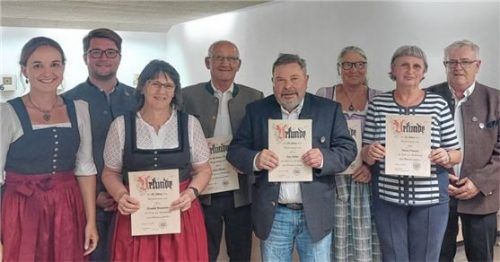 Ehrenrunde: (von links) Vorsitzende Sandra Schurzmann, Bürgermeister Johannes Thusbaß, die Geehrten Elisabeth Wagenstetter, Johann Wimmer, Hans Gröbner, Mathilde Fischer und Theresia Dannecker sowie Ehrenvorsitzender Peter Wagenstetter. Foto privat