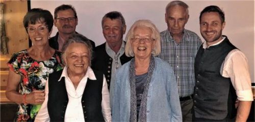 Ehrungen für treue Mitgliedschaft: (von links) Vorsitzende Ulrike Plankl, Josef Loferer (45 Jahre), Maria Grießer (40 Jahre), Stephan Fischbacher (40 Jahre), Marlies Raschbichler (40 Jahre), Helmut Wylezol (45 Jahre) und Bürgermeister Daniel Artmann. Nicht anwesend war Martin Kaffl (55 Jahre).Foto Knarr