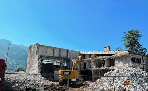 Ein Bagger schafft Platz:  Der langjährige Streit um eine neue Sporthalle in Aschau ist beigelegt. Die Abbrucharbeiten an der alten Halle laufen auf Hochtouren. Foto Rehberg