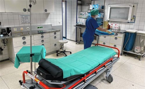 Ein Behandlungszimmer in der Notaufname des Romed-Klinikums in Rosenheim wird von Flota Abdullahu für den nächsten Patienten vorbereitet. Fotos Baumeister / Romed