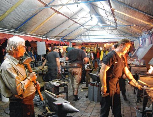 Ein besonderer Höhepunkt bei der Schmiede-Biennale in Kolbermoor ist stets das Nachtschmieden. Foto  Hephaistos