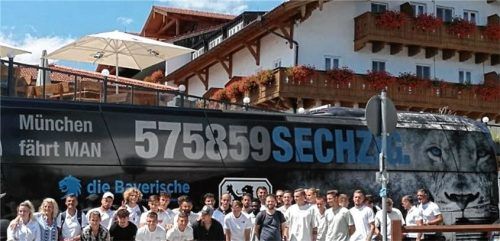 Ein erstes Teamfoto gab es, als der Löwen-Bus in Gstadt Halt machte.Foto Thomas Neumeier