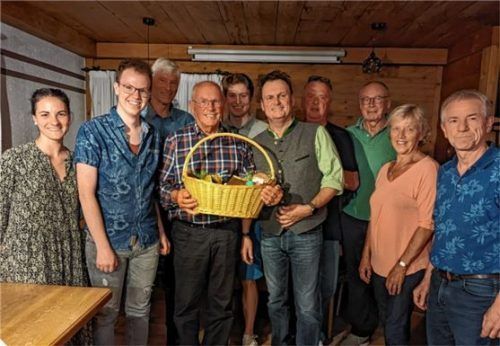 Ein Geschenkkorb zum Abschied: Die Mannschaft der Schechener SPD mit ihrem neuen Vorsitzenden Volker Schmidt (Dritter von links) dankt dem ehemaligen Vorsitzenden Manfred Müller (Vierter von links). Foto re
