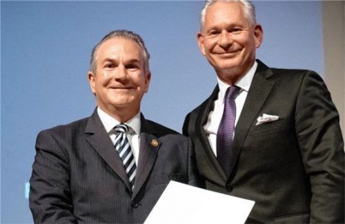 Ein Leben für die VR-Bank: Vorstandsvorsitzender Wolfgang Altmüller (links) würdigte die Lebensleistung von Dr. Mario Voit. Foto re
