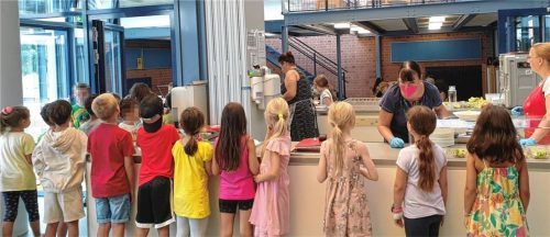 Ein letztes Mittagessen vor den großen Ferien genossen die Kinder in der Adolf-Rasp-Grundschule. Ab September müssen ihre Eltern dafür nun tiefer in die Tasche greifen. Foto  Re