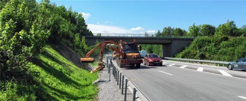 Ein Mähzug einer der Straßenmeistereien des Staatlichen Bauamts Rosenheim.Foto  Staatliches Bauamt Rosenheim