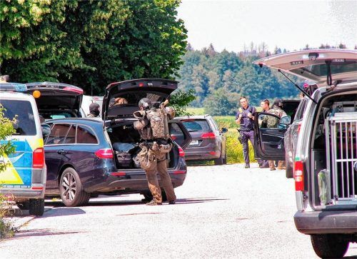 Ein Mitglied einer Spezialeinheit macht sich für den Einsatz bereit. Fotos Reisner