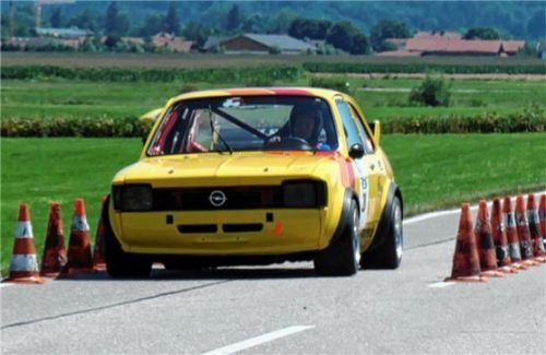 Ein Opel Kadett fährt durch die Pylonen.Foto AMC Bad Aibling