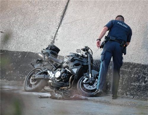 Ein Polizist begutachtet das Motorrad des tödlich verunglückten 35-Jährigen. Foto Lamminger