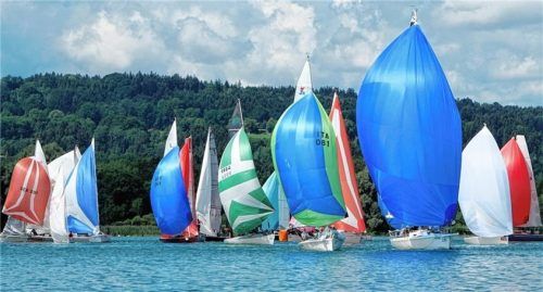 Ein stattliches Feld von 90 Booten startete beim „Blauen Band“ des Chiemsee Yacht Clubs. Foto Gerhard Niessen