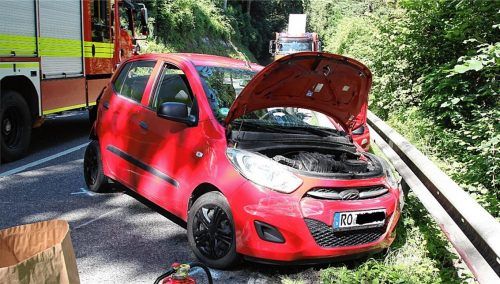 Ein Wohnwagen war diesem Pkw aufs Heck gerauscht. Der Kleinwagen wiederum rammte anschließend ein Motorrad, das am Straßenrand aufgrund einer Panne abgestellt worden war. Foto Barth