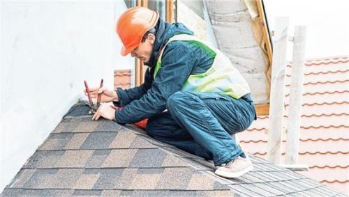 Eine Dachsanierung oder Modernisierung der Heizungsanlage sollte man am besten im Sommer anpacken. Foto Panthermedia