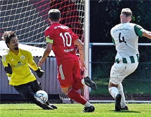 Eine der vielen starken Paraden von Rosenheims neuem Keeper David Daroczi, der hier gegen Gundelfingens David Anzenhofer rettet. Foto Hans-Jürgen Ziegler