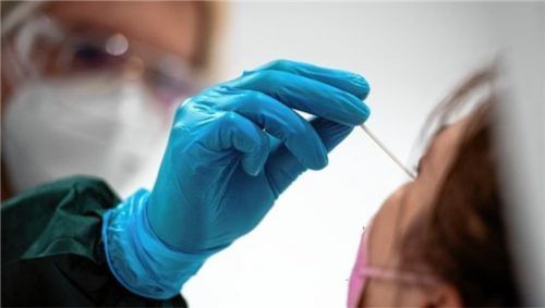 Eine Frau wird in einem Testzentrum auf das Coronavirus getestet. Foto dpa