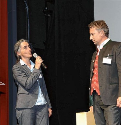 Einen der bayernweit ersten Klimakoffer für wissenschaftliche Experimente zum Thema Klimaschutz an Schulen überreichte Sparkassenvorsitzender Roger Pawellek beim Wirtschaftsforum in Traunreut an Birgit Reiter, Schulleiterin des Annette-Kolb-Gymnasiums in Traunstein.Foto Effner