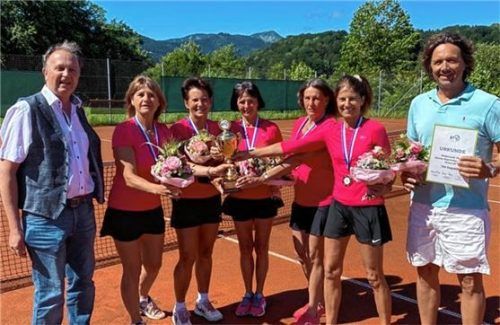 Einen Pokal und Blumen gab es für die Damen 60 des TSV Siegsdorf nach ihrem Titelgewinn in der Tennis-Regionalliga Südost. Darüber freuen sich (von links) Regionalvorstand Jürgen Peschanel, die Spielerinnen Sissi Leingartner, Uschi Geiger, Marlies Danner, Felicitas Englisch und Gaby Ertl sowie Tennis-Abteilungsleiter Thomas Höhn. Foto re