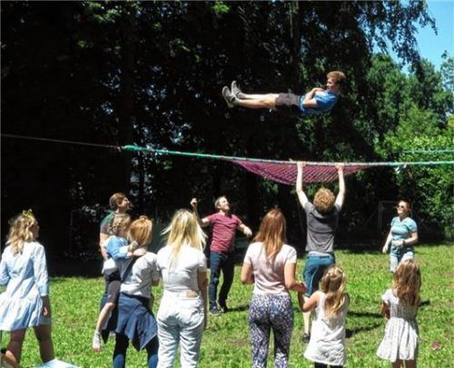 Einmal abheben: Am sogenannten Spacenet im Bad Aiblinger Prantseck-Park hatten sich bei bestem Wetter viele Besucher versammelt. Fotos Baumann