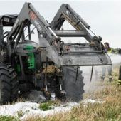 Traktor gerät auf offenem Feld in Brand