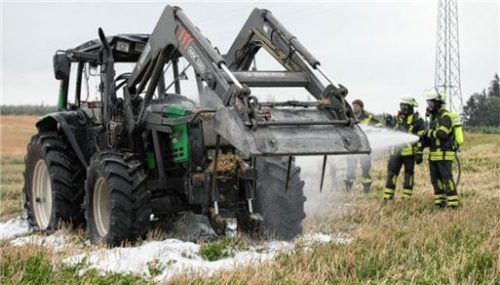 Einsatzkräfte der umliegenden Feuerwehren löschten den in Vollbrand stehenden Traktor. Foto lamminger