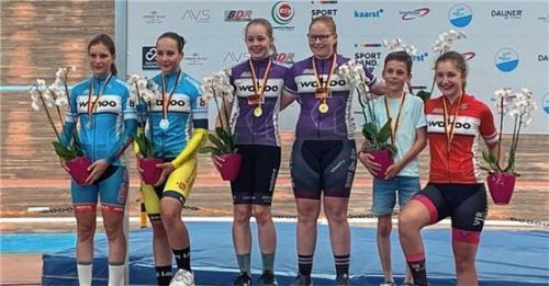 Emily Wagenstetter (in Pink, rechts) und Sophie Schuster holten Gold bei der deutschen Meisterschaft.Foto privat