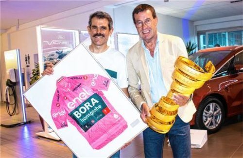 Erfolgreiche Partnerschaft: Teammanager Ralph Denk (links) und Willi Bonke, Geschäftsführer von Auto Eder.Foto re